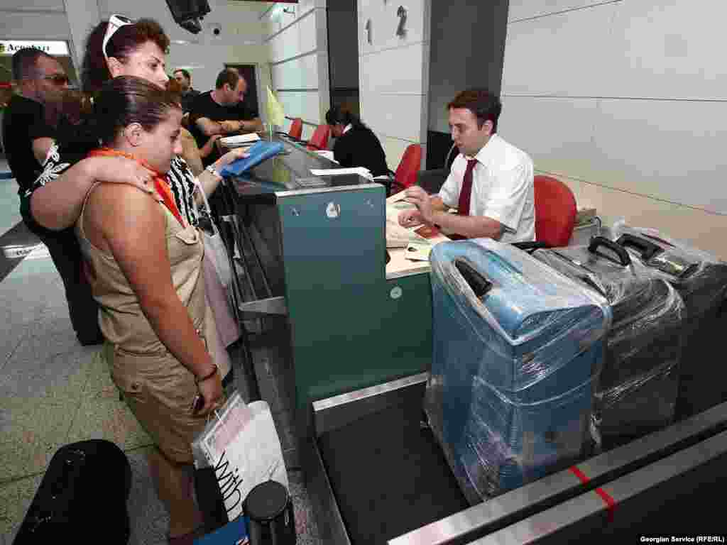 აეროპორტში მგზავრებმა რეგისტრაცია გაიარეს და ბარგი ჩააბარეს. - 23 აგვისტოს, ბოლო ორი წლის განმავლობაში პირველად, მოსკოვიდან თბილისის მიმართულებით და პირიქით, პირდაპირი ჩარტერული ავიარეისი შეასრულა რუსეთის კომპანია ”სიბირმა”. 3 ოქტომბრამდე ავიაკომპანიის თვითმფრინავები კვირაში სამ ჩარტერულ რეისს შეასრულებენ.