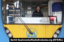 Вигляд на кабіну машиніста потяга метро спереду