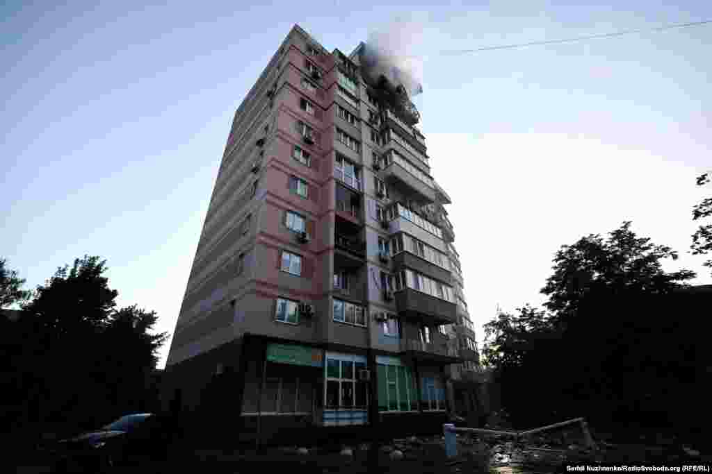 Пожар в многоэтажке после российской атаки