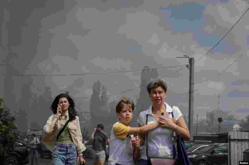 Жители покидают место российского авиаудара в ходе нападения России на Украину в Харькове, Украина, 24 июля 2025 года. REUTERS/Sofiia Gatilova