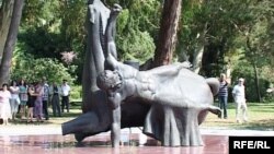 В Сухуме на набережной Махаджиров состоялась церемония возложения цветов к памятнику махаджирам. Нескончаемой вереницей шли и шли люди, чтобы преклонить головы перед памятником, и росла перед ним гора цветов