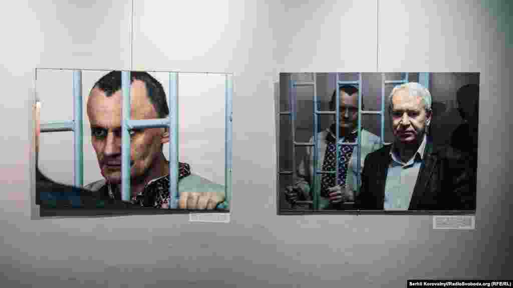 Зліва &ndash; Микола Карпюк. &laquo;Карпюк весь час ув'язнення тримався непохитно. Йому надсилали вишиванки, а він роздавав їх чеченцям в СІЗО і вони ходили в них з поваги до нього. Його поважала охорона, пристави в суді і навіть судді...&raquo; (текст Антона Наумлюка). Справа &ndash; Докка Іцлаєв, адвокат Миколи Карпюка, &laquo;&hellip;як і адвокат Станіслава Клиха, піддавався серйозному тиску з боку суду&raquo;