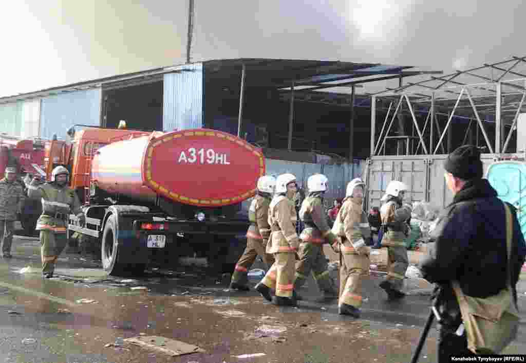 В результате пожара, вспыхнувшего в воскресенье, сгорели в основном контейнеры торговцев, склады с товаром