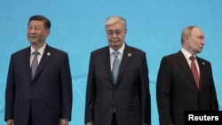Лидер Китая Си Цзиньпин, президент Казахстана Касым-Жомарт Токаев и президент России Владимир Путин (слева направо) на саммите Шанхайской организации сотрудничества в Астане. 4 июля 2024 года