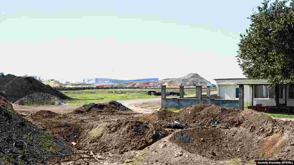 Tranşeyalarnen qazılğan köyniñ kenarından "Qırım dalğası" yahşı körüne