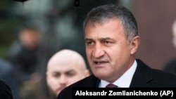 Анатолий Бибилов который написал в Фейсбуке, что Кочиева обиделась на то, что ее не назначили председателем Нацбанка, а мужа – министром юстиции