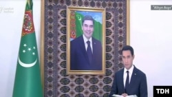 Türkmenistanyň täze prezidenti Serdar Berdimuhamedow kakasynyň, öňki prezident Gurbanguly Berdimuhamedowyň portretiniň öňünde