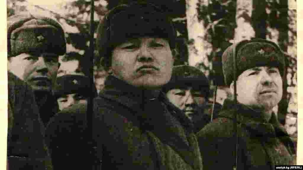 Панфиловчулар Ленин ордени менен сыйлангандыгы жөнүндө СССР Жогорку Советинин президимунун катын окуу учуру. 1943-жыл.&nbsp;​(Мамлекеттик тарых музейинен алынган сүрөт)