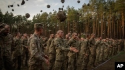 Військовослужбовці ЗСУ під час закінчення навчання на військовій базі поблизу Києва, Україна, 25 вересня 2023 року