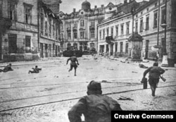 Советские войска ведут бои на улицах Львова, июль 1944 года. Во Второй мировой войне против Германии воевали четыре Украинских фронта