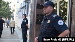 Policija na ulazu u Viši sud