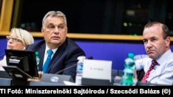 Orbán Viktor miniszterelnök (b2) az Európai Néppárt (EPP) frakcióülésén Strasbourgban 2018. szeptember 11-én. Mellette Manfred Weber, az EPP frakcióvezetője (j)