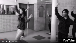 Eýranda "Zumba" tans edýän aýal-gyzlar