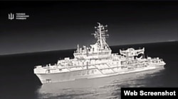 Ураження в морі біля Новоросійська російського корабля проєкту MPSV07. Скриншот кадру з відео ГУР МО України