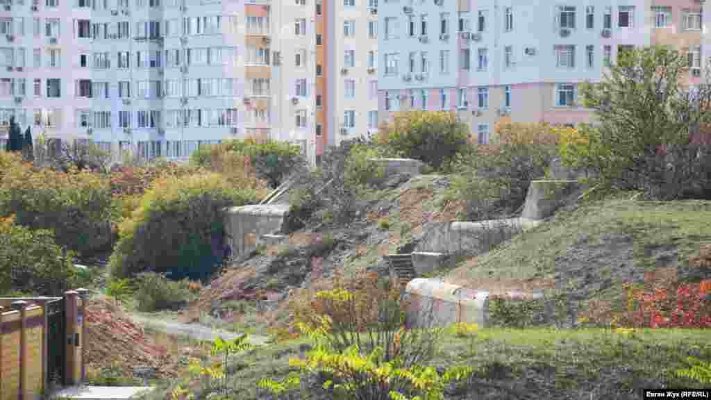 С одной стороны к Стрелецкому форту подступают многоквартирные дома, с другой &ndash; частные.&nbsp; Основное предназначение батареи &ndash; не допускать броненосные соединения противника на дистанцию стрельбы главным калибром, прикрывая походы к Севастопольской бухте. Проектом предусматривалось строительство трех подобных четырехорудийных батарей: №15 на Стрелецком мысу, №17 на мысе Херсонес и №16 в районе устья реки Бельбек