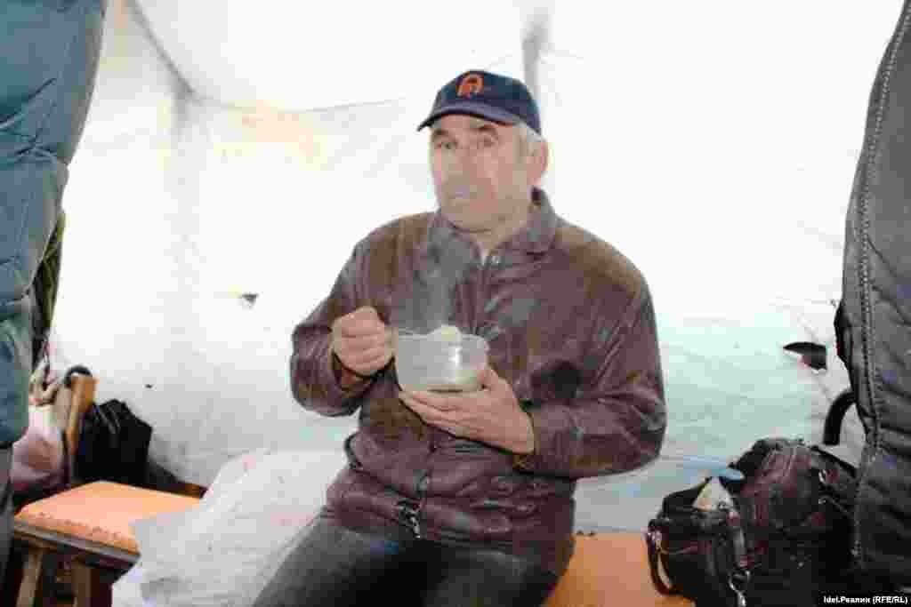 "Часто в свой адрес мы слышим упреки. Сами, мол, виноваты, что отдали деньги мошеннику, - рассказывает обитатель лагеря Павел Столбов.- Но с нашей стороны, считаю, мы насколько могли, себя обезопасили. Обращались с официальным запросом в Минстрой, где нам подтвердили законность сделки. Свое участие в долевом строительстве застраховали. Риелторы говорилии, что застройщик надежен. Пенсионный фонд разрешил использовать маткапитал на покупку этого жилья, а банки одобрили ипотеку."