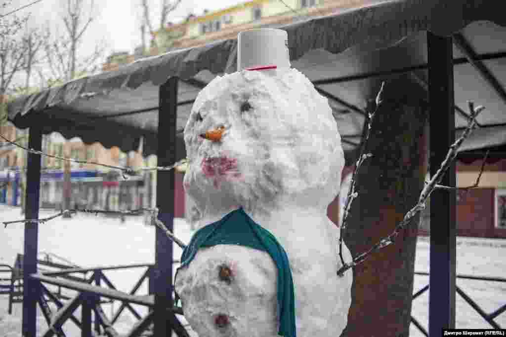 Снігу у Миколаєві у квітні виявилося стільки, що вистачило зліпити снігову бабу