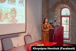 Христина проводить урок з історії України у Швеції