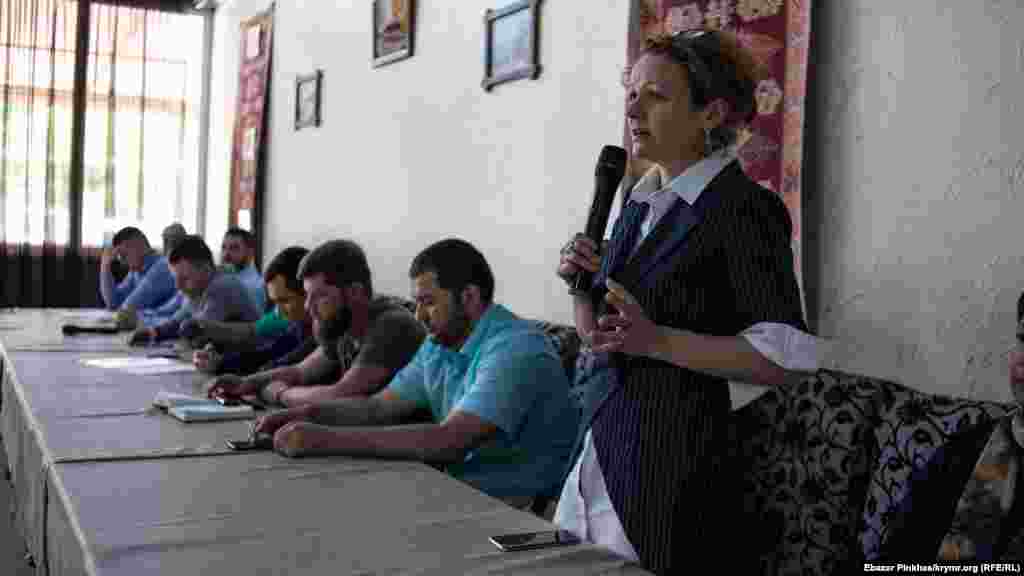 Mariya Eysmont - Raim Ayvazovnıñ advokatı - iilk sefer "Qırım birdemligi" toplaşuvına keldi