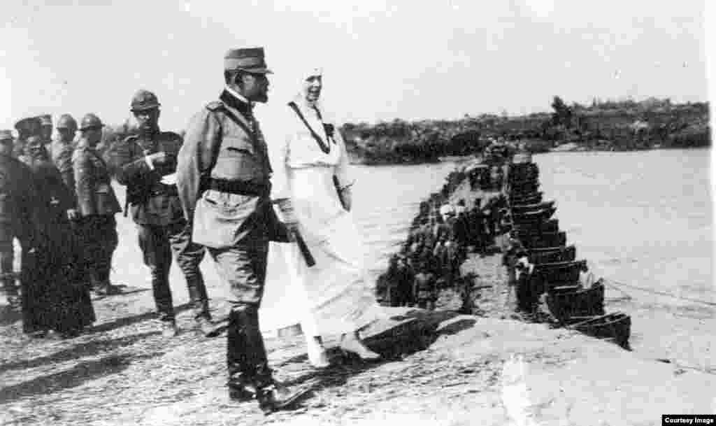 Regele Ferdinand și Regina Maria într-o inspecție pe linia frontului, Regina în ținută de soră medicală, în primăvara lui 1917. 