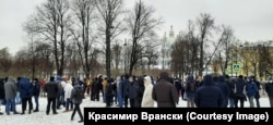 Рабочие-метростроевцы собрались у Смольного