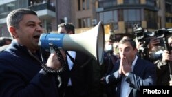 Лидер партии «Родина», бывший директор СНБ Артур Ванецян обращается к протестующим на митинге оппозиции, Ереван, 11 ноября 2020 г. 