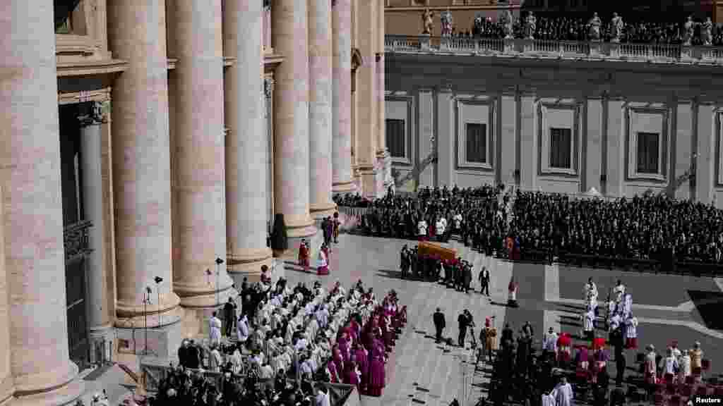 Труну папы Францішка нясуць падчас пахавальнай імшы на пляцы Сьвятога Пятра ў Ватыкане, 26 красавіка 2025 году