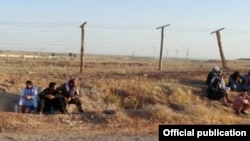 Афганские военнослужащие, отступившие на таджикскую территорию после сражения с талибами