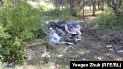 Свалка мусора в лесу под Севастополем, архивное фото