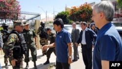 Президент Эво Моралес улутташтырылган "Транспортадора де Энергия Электрика” компаниясынын баш кеңсесине өзү келип, аскерлерге аны ээлөөнү буйруду. 1-май, 2012-жыл. 