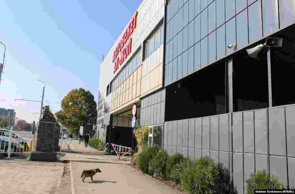 Батыш автобекетинин ичиндеги &ldquo;Акжол&rdquo; кичи автобекетинен Нарынга, Ысык-Көлгө автобус, маршруткалар каттап турган. Азыр бул багытта кеткен каттамдар Алматы көчөсү 1/1 дарегинде жайгашкан "Бишкек автобекетине" көчүрүлдү.