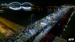 Снимка от въздуха показва демонстранти след пристигането им от Белград в Нови Сад като част от протестите.