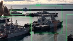 უკრაინულ წყალქვეშა დრონს იერიში მიაქვს რუსულ "ვარშავიანკას" კლასის წყალქვეშა ნავზე. ნოვოროსიისკის პორტის ნავმისადგომი. სკრინშოტი СБУ-ს ვიდეოდან.