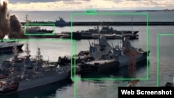 უკრაინულ წყალქვეშა დრონს იერიში მიაქვს რუსულ "ვარშავიანკას" კლასის წყალქვეშა ნავზე. ნოვოროსიისკის პორტის ნავმისადგომი. სკრინშოტი СБУ-ს ვიდეოდან.