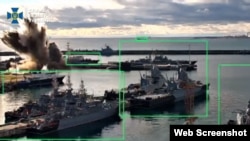 Взрыв, направленный на подводную лодку класса «Варшавянка» в порту Новороссийска. Скриншот из видео СБУ