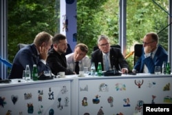 Европейские лидеры – Дональд Туск, Владимир Зеленский, Эманнюэль Макрон, Кир Стармер и Фридрих Мерц звонят по телефону Дональду Трампу 17 мая 2025 года во время саммита Европейского политического сообщества в Тиране