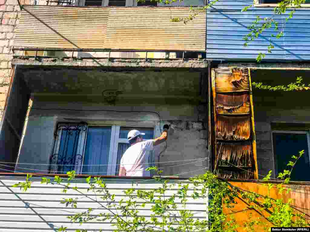 Карантинде бош жаптай терезесин сырдап жаткан мырза.