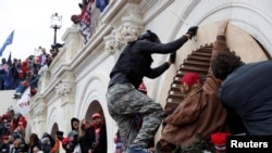 Susținătorii președintelui Trump au luat cu asalt clădirea Congresului american, Washington, 6 ianuarie 2021