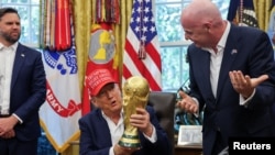 د امريکا ولسمشر ډانلډ ټرمپ او د فوټبال نړيوال فيدارسيون مشر جياني افنانتينو د سپینې ماڼۍ په یوه غونډه کې - د اګست ۲۲مې انځور
