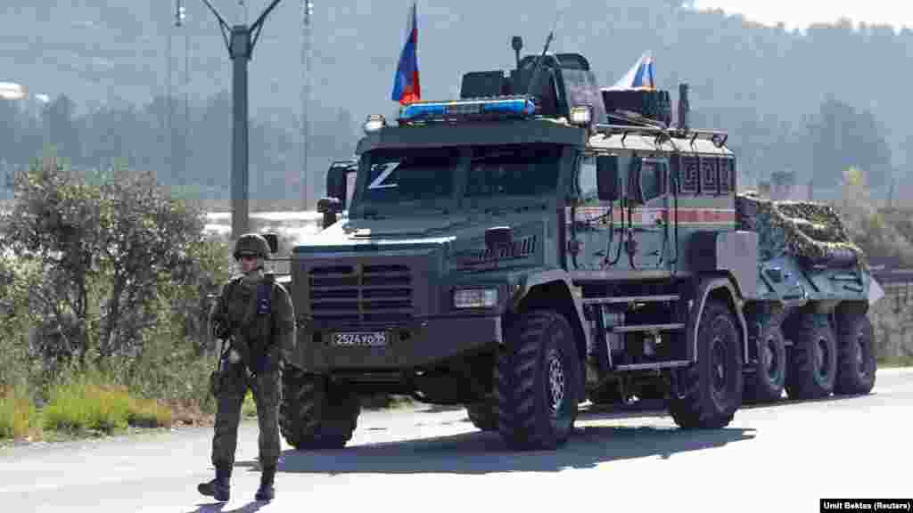 Ruski vojnik čuva konvoj koji se pokvario na cesti u blizini vazdušne baze Hmeimim. "Dolazi mnogo konvoja", kaže Bektas. "Neki čekaju prevoz ili nešto slično jer možete vidjeti nove šatore (unutar baze)." &nbsp;