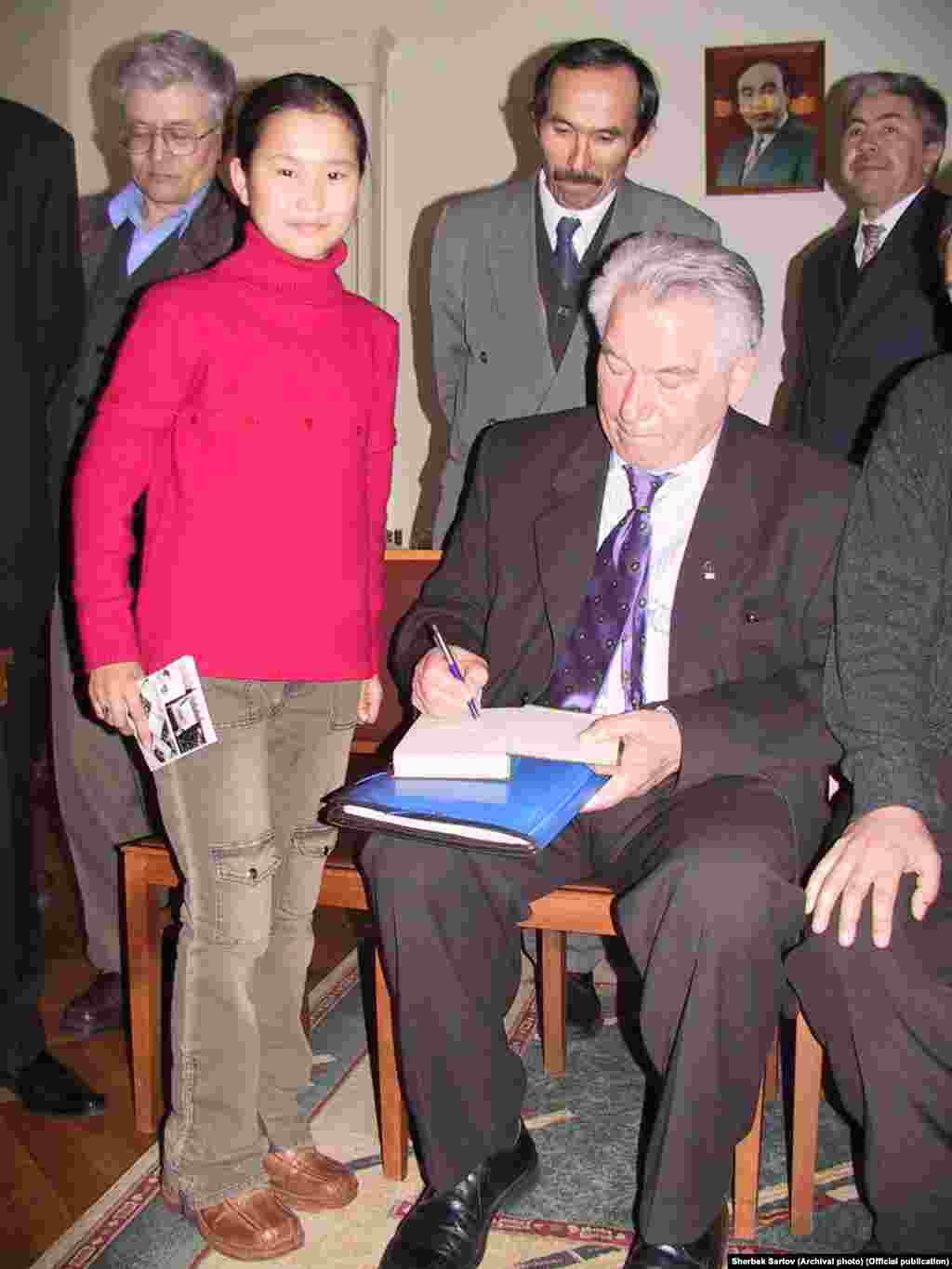 Чыңгыз Айтматов жана Эркингүл Тургунбекова. "Кыргыз Туусу" гезитинин жамааты менен жолугушуу учурунда тартылган сүрөт. 2004-жыл.