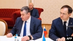 Представители российской переговорной группы Леонид Слуцкий (слева) и Владимир Мединский (справа), 28 февраля 2022 года.