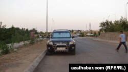 Illýustrasiýa suraty. Ýol kenarynda park edilen awtoulag. 