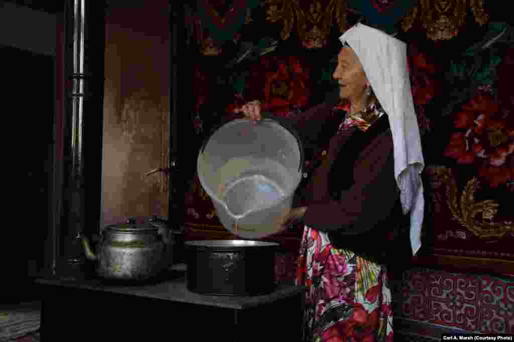 Турган Юрайм-кызы, одна из последних суфи-певцов среди кыргызов афганского Памира. В связи с растущим влиянием ислама на оседлую жизнь в Турции, кыргызы, особенно молодое поколение, отвергают музыкальное наследие своих родителей. Турган говорит, что перестала петь, когда ее дочь сказала ей, что "это проделки дьявола".