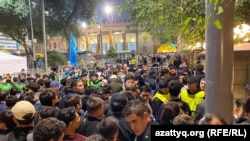 Очередь около стадиона «Орталык» в Алматы перед матчем Лиги чемпионов «Кайрат» – «Реал». 30 сентября 2025 года