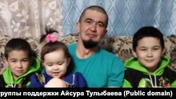 Айсур Тулыбаев с детьми. Архивное фото