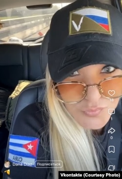 დაიანა დიაზი, რომელიც სოციალური მედიის ამ ფოტოზე კუბის დროშით მხარზეა გამოსახული, ერთ-ერთია იმ პირებს შორის, ვინც სმირნოვასთან ერთად მუშაობდა კუბელების რეკრუტირებაზე.