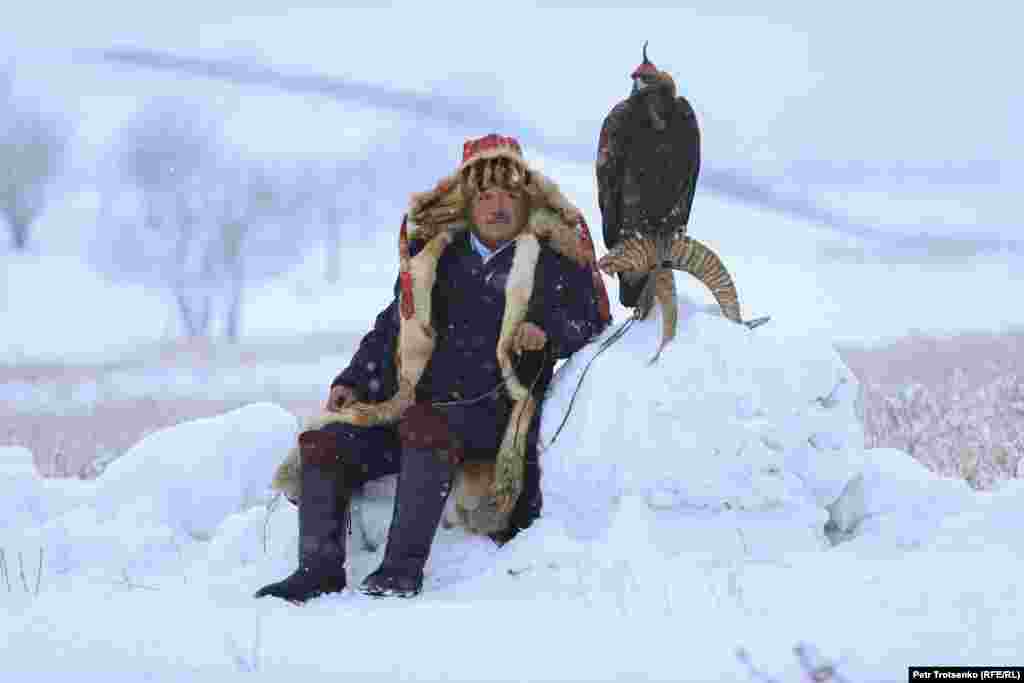 Мъж чака в преспите със златния си орел.