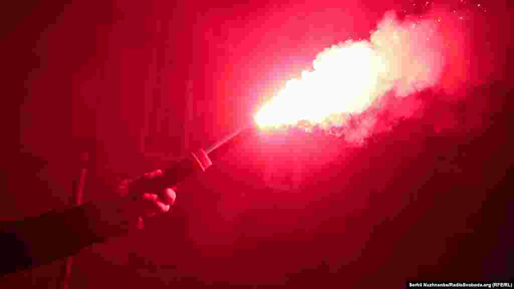 Активісти на акції озвучили свої вимоги, запалили фаєри та скандували &laquo;Венедіктову у відставку&raquo; і &laquo;Хто замовив Катю Гандзюк?&raquo;