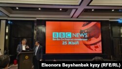 Би-Би-Си кыргыз кызматынын 25 жылдыгына арналган иш-чара. Би-Би-Синин кызматкери Кубат Чекиров (оңдо) жана радионун мурдагы кызматкери, учурда президент Садыр Жапаровдун кеңешчиси Арслан Капай уулу Койчиев. Бишкек шаары, 2-июнь, 2021-жыл 